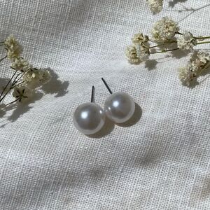 Beautiful faux pearl stud earrings ✨ Pearlescent bright white color